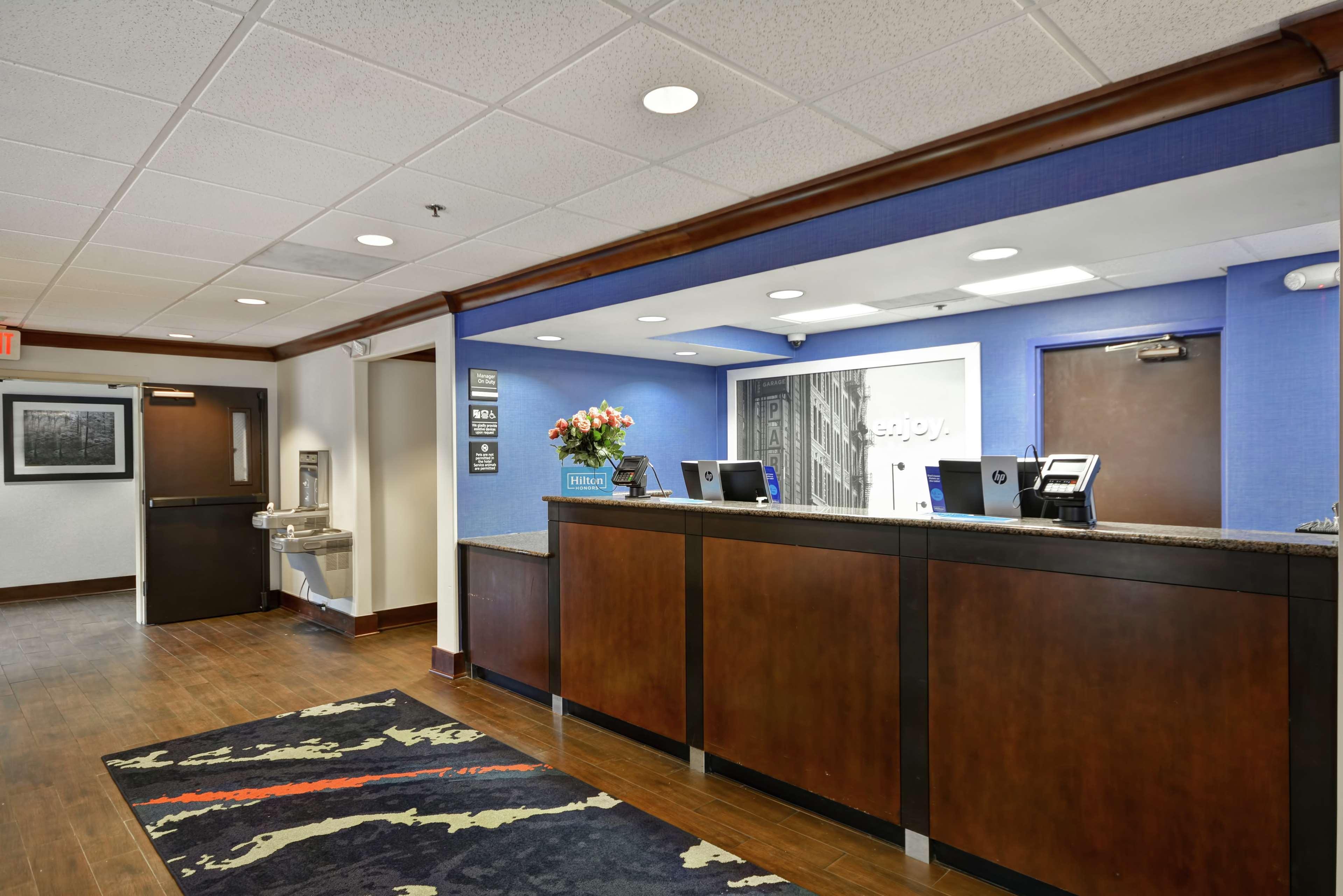 Hampton Inn Birmingham/Mountain Brook Экстерьер фото