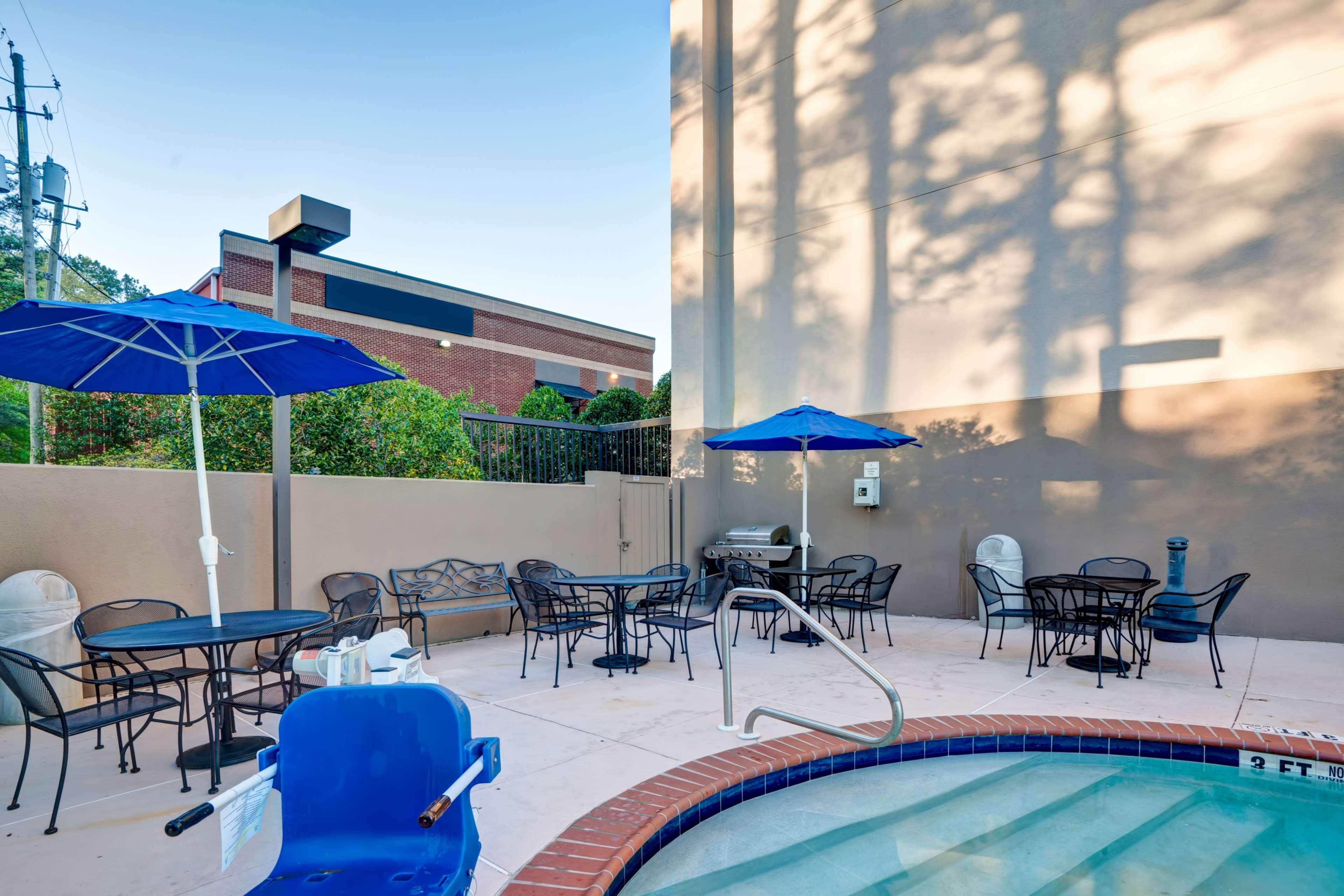 Hampton Inn Birmingham/Mountain Brook Экстерьер фото