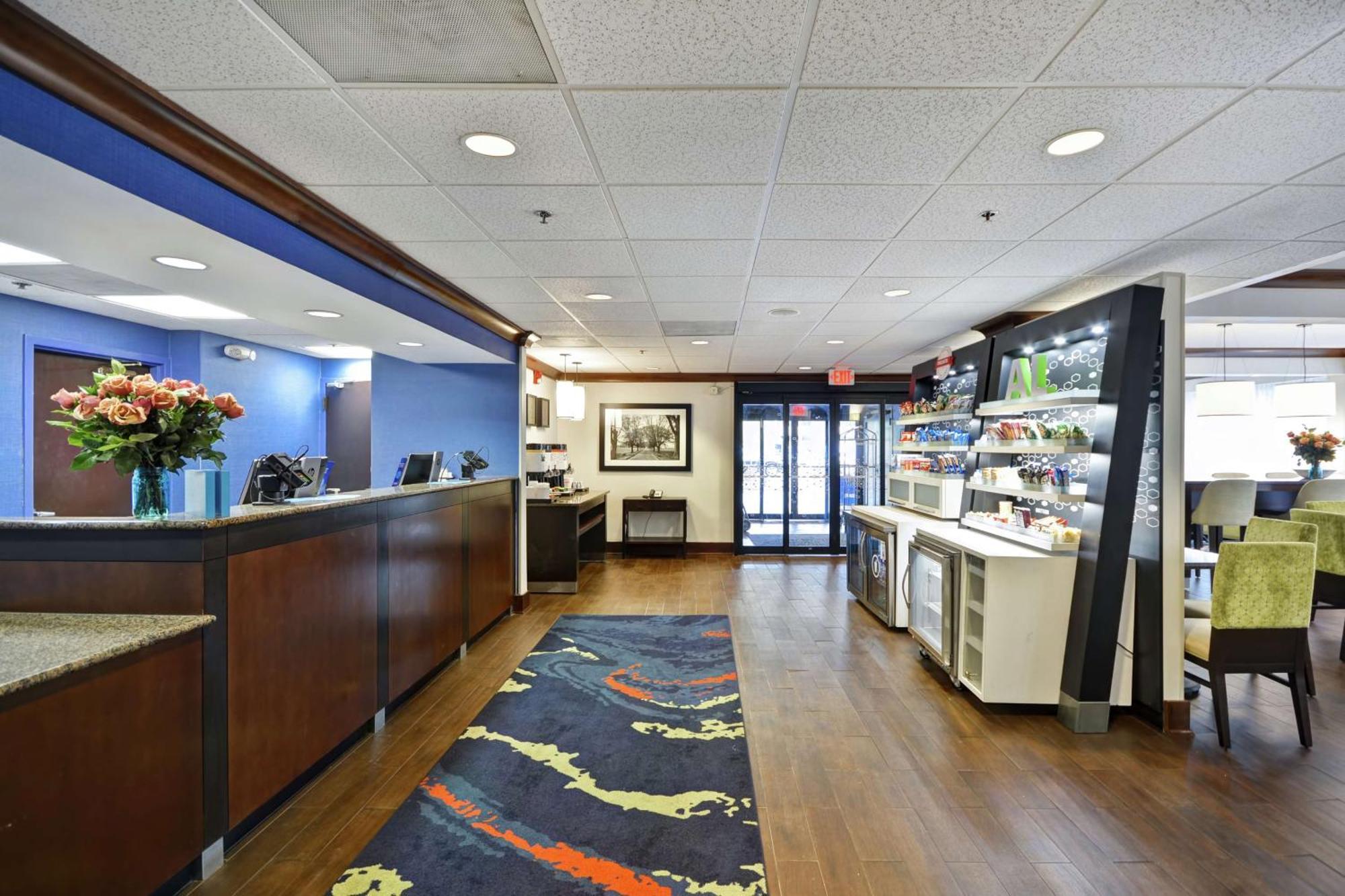 Hampton Inn Birmingham/Mountain Brook Экстерьер фото